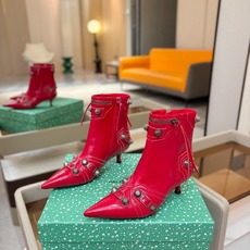 Balenciaga巴黎世家 Cagole 多色重工铆钉尖头靴✨ 多款鲜亮配色随心挑选,亮面皮质高级吸睛 金属铆钉扣带 Balenciaga巴黎世家 Cagole 多色重工铆钉尖头靴✨ 多款鲜亮配色随心挑选,亮面皮质高级吸睛 金属铆钉扣带