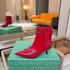 Balenciaga巴黎世家 Cagole 多色重工铆钉尖头靴✨ 多款鲜亮配色随心挑选,亮面皮质高级吸睛 金属铆钉扣带 Balenciaga巴黎世家 Cagole 多色重工铆钉尖头靴✨ 多款鲜亮配色随心挑选,亮面皮质高级吸睛 金属铆钉扣带