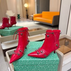 Balenciaga巴黎世家 Cagole 多色重工铆钉尖头靴✨ 多款鲜亮配色随心挑选,亮面皮质高级吸睛 金属铆钉扣带 Balenciaga巴黎世家 Cagole 多色重工铆钉尖头靴✨ 多款鲜亮配色随心挑选,亮面皮质高级吸睛 金属铆钉扣带