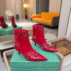 Balenciaga巴黎世家 Cagole 多色重工铆钉尖头靴✨ 多款鲜亮配色随心挑选,亮面皮质高级吸睛 金属铆钉扣带 Balenciaga巴黎世家 Cagole 多色重工铆钉尖头靴✨ 多款鲜亮配色随心挑选,亮面皮质高级吸睛 金属铆钉扣带