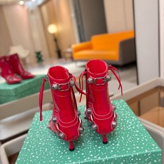 Balenciaga巴黎世家 Cagole 多色重工铆钉尖头靴✨ 多款鲜亮配色随心挑选,亮面皮质高级吸睛 金属铆钉扣带 Balenciaga巴黎世家 Cagole 多色重工铆钉尖头靴✨ 多款鲜亮配色随心挑选,亮面皮质高级吸睛 金属铆钉扣带