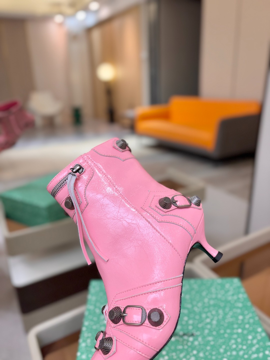 Balenciaga巴黎世家 Cagole  多色重工铆钉尖头靴✨ 多款鲜亮配色随心挑选，亮面皮质高级吸睛 金属铆钉扣带