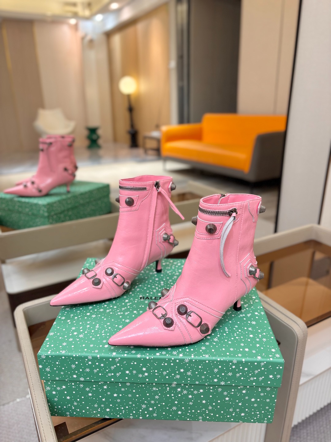 Balenciaga巴黎世家 Cagole  多色重工铆钉尖头靴✨ 多款鲜亮配色随心挑选，亮面皮质高级吸睛 金属铆钉扣带