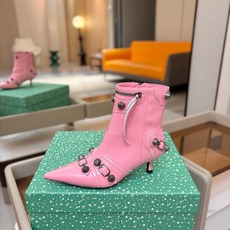 Balenciaga巴黎世家 Cagole 多色重工铆钉尖头靴✨ 多款鲜亮配色随心挑选,亮面皮质高级吸睛 金属铆钉扣带 Balenciaga巴黎世家 Cagole 多色重工铆钉尖头靴✨ 多款鲜亮配色随心挑选,亮面皮质高级吸睛 金属铆钉扣带