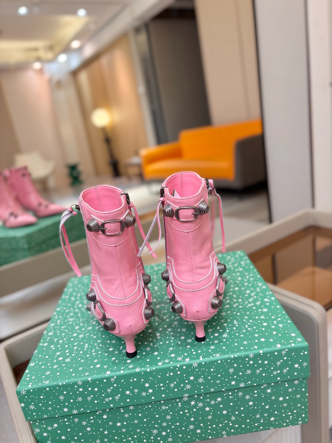 Balenciaga巴黎世家 Cagole  多色重工铆钉尖头靴✨ 多款鲜亮配色随心挑选，亮面皮质高级吸睛 金属铆钉扣带