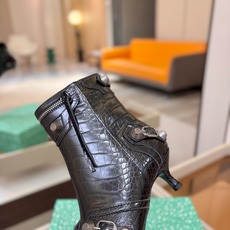 Balenciaga巴黎世家 Cagole 多色重工铆钉尖头靴✨ 多款鲜亮配色随心挑选,亮面皮质高级吸睛 金属铆钉扣带 Balenciaga巴黎世家 Cagole 多色重工铆钉尖头靴✨ 多款鲜亮配色随心挑选,亮面皮质高级吸睛 金属铆钉扣带