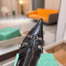 Balenciaga巴黎世家 Cagole 多色重工铆钉尖头靴✨ 多款鲜亮配色随心挑选,亮面皮质高级吸睛 金属铆钉扣带 Balenciaga巴黎世家 Cagole 多色重工铆钉尖头靴✨ 多款鲜亮配色随心挑选,亮面皮质高级吸睛 金属铆钉扣带