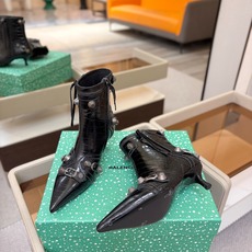 Balenciaga巴黎世家 Cagole 多色重工铆钉尖头靴✨ 多款鲜亮配色随心挑选,亮面皮质高级吸睛 金属铆钉扣带 Balenciaga巴黎世家 Cagole 多色重工铆钉尖头靴✨ 多款鲜亮配色随心挑选,亮面皮质高级吸睛 金属铆钉扣带