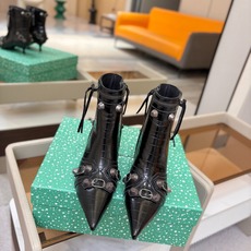 Balenciaga巴黎世家 Cagole 多色重工铆钉尖头靴✨ 多款鲜亮配色随心挑选,亮面皮质高级吸睛 金属铆钉扣带 Balenciaga巴黎世家 Cagole 多色重工铆钉尖头靴✨ 多款鲜亮配色随心挑选,亮面皮质高级吸睛 金属铆钉扣带