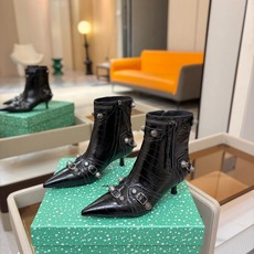 Balenciaga巴黎世家 Cagole 多色重工铆钉尖头靴✨ 多款鲜亮配色随心挑选,亮面皮质高级吸睛 金属铆钉扣带 Balenciaga巴黎世家 Cagole 多色重工铆钉尖头靴✨ 多款鲜亮配色随心挑选,亮面皮质高级吸睛 金属铆钉扣带