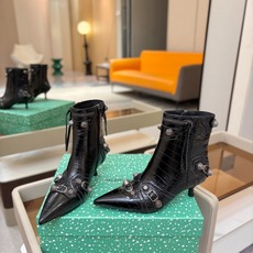 Balenciaga巴黎世家 Cagole 多色重工铆钉尖头靴✨ 多款鲜亮配色随心挑选,亮面皮质高级吸睛 金属铆钉扣带 Balenciaga巴黎世家 Cagole 多色重工铆钉尖头靴✨ 多款鲜亮配色随心挑选,亮面皮质高级吸睛 金属铆钉扣带