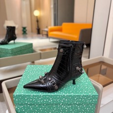 Balenciaga巴黎世家 Cagole 多色重工铆钉尖头靴✨ 多款鲜亮配色随心挑选,亮面皮质高级吸睛 金属铆钉扣带 Balenciaga巴黎世家 Cagole 多色重工铆钉尖头靴✨ 多款鲜亮配色随心挑选,亮面皮质高级吸睛 金属铆钉扣带
