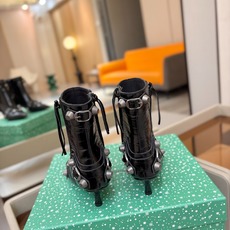 Balenciaga巴黎世家 Cagole 多色重工铆钉尖头靴✨ 多款鲜亮配色随心挑选,亮面皮质高级吸睛 金属铆钉扣带 Balenciaga巴黎世家 Cagole 多色重工铆钉尖头靴✨ 多款鲜亮配色随心挑选,亮面皮质高级吸睛 金属铆钉扣带