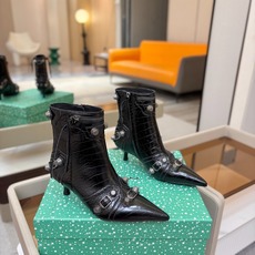 Balenciaga巴黎世家 Cagole 多色重工铆钉尖头靴✨ 多款鲜亮配色随心挑选,亮面皮质高级吸睛 金属铆钉扣带 Balenciaga巴黎世家 Cagole 多色重工铆钉尖头靴✨ 多款鲜亮配色随心挑选,亮面皮质高级吸睛 金属铆钉扣带