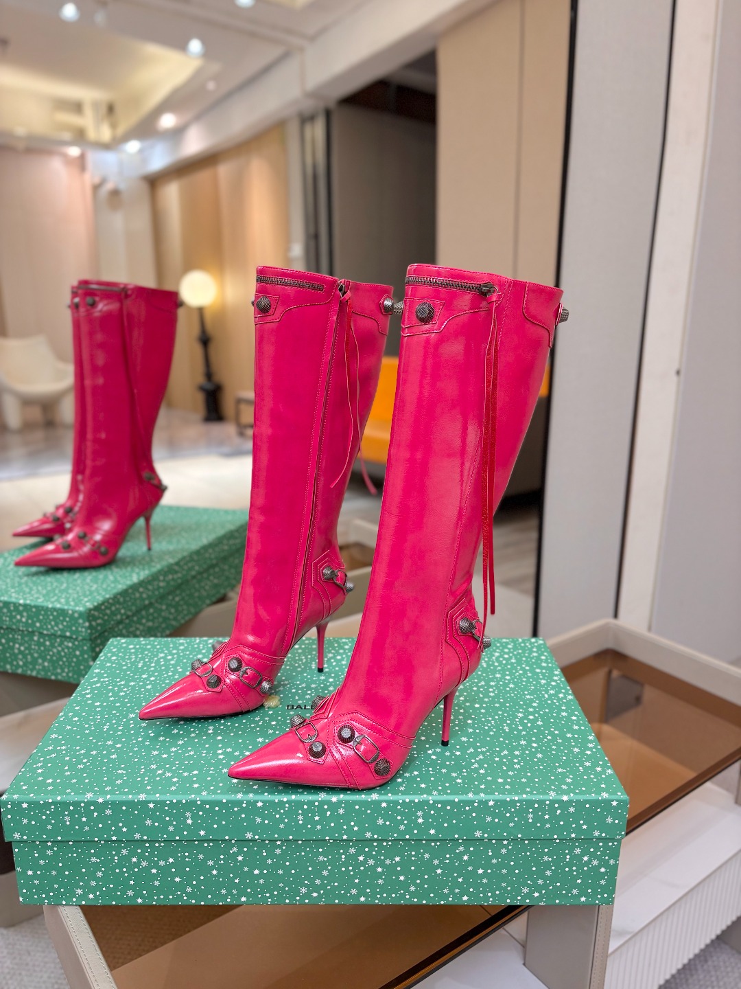 Balenciaga巴黎世家 Cagole 高筒靴 多色重工铆钉尖头长靴✨ 多款鲜亮配色随心挑选，亮面皮质高级吸睛 金属