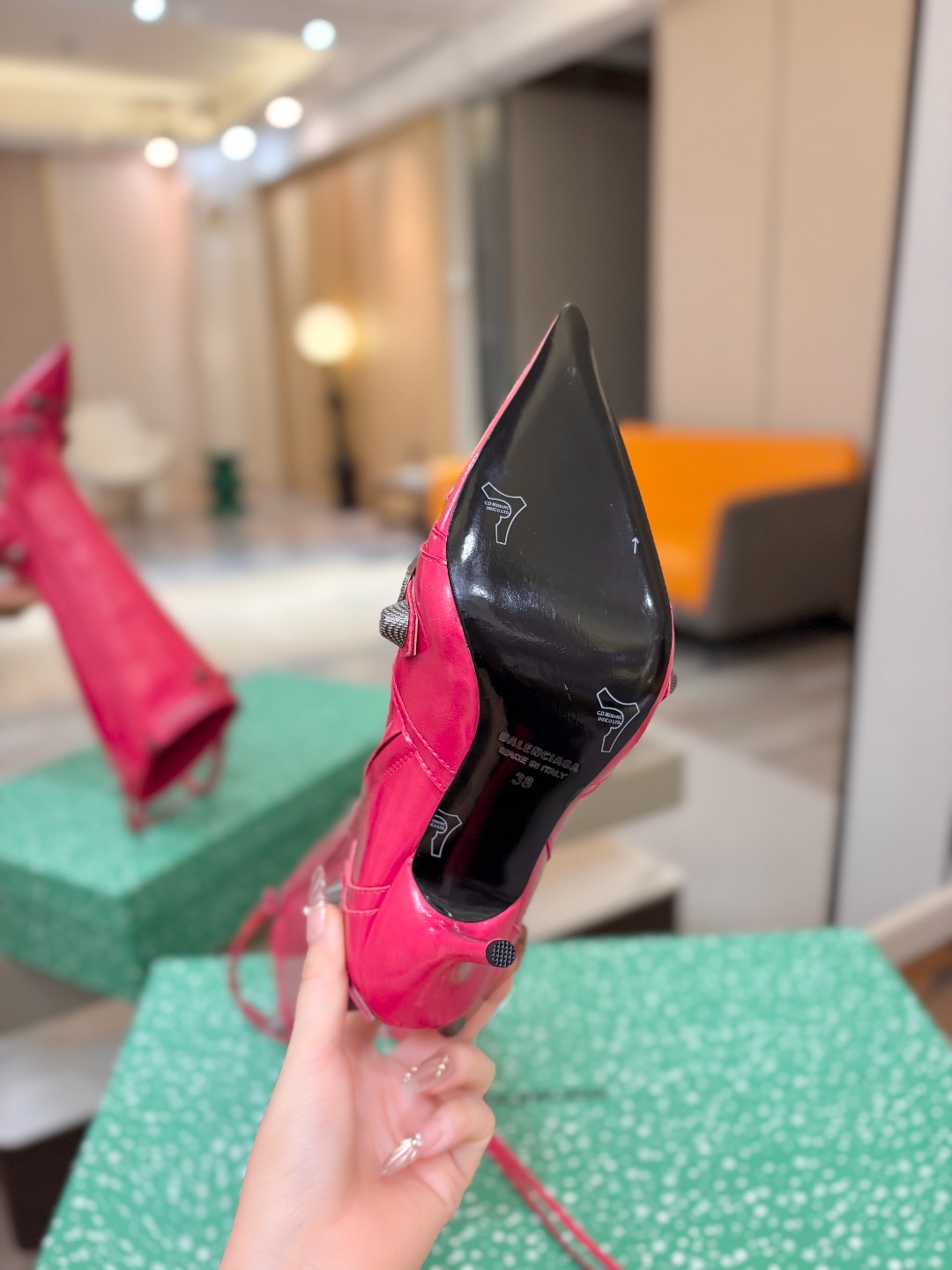 Balenciaga巴黎世家 Cagole 高筒靴 多色重工铆钉尖头长靴✨ 多款鲜亮配色随心挑选，亮面皮质高级吸睛 金属