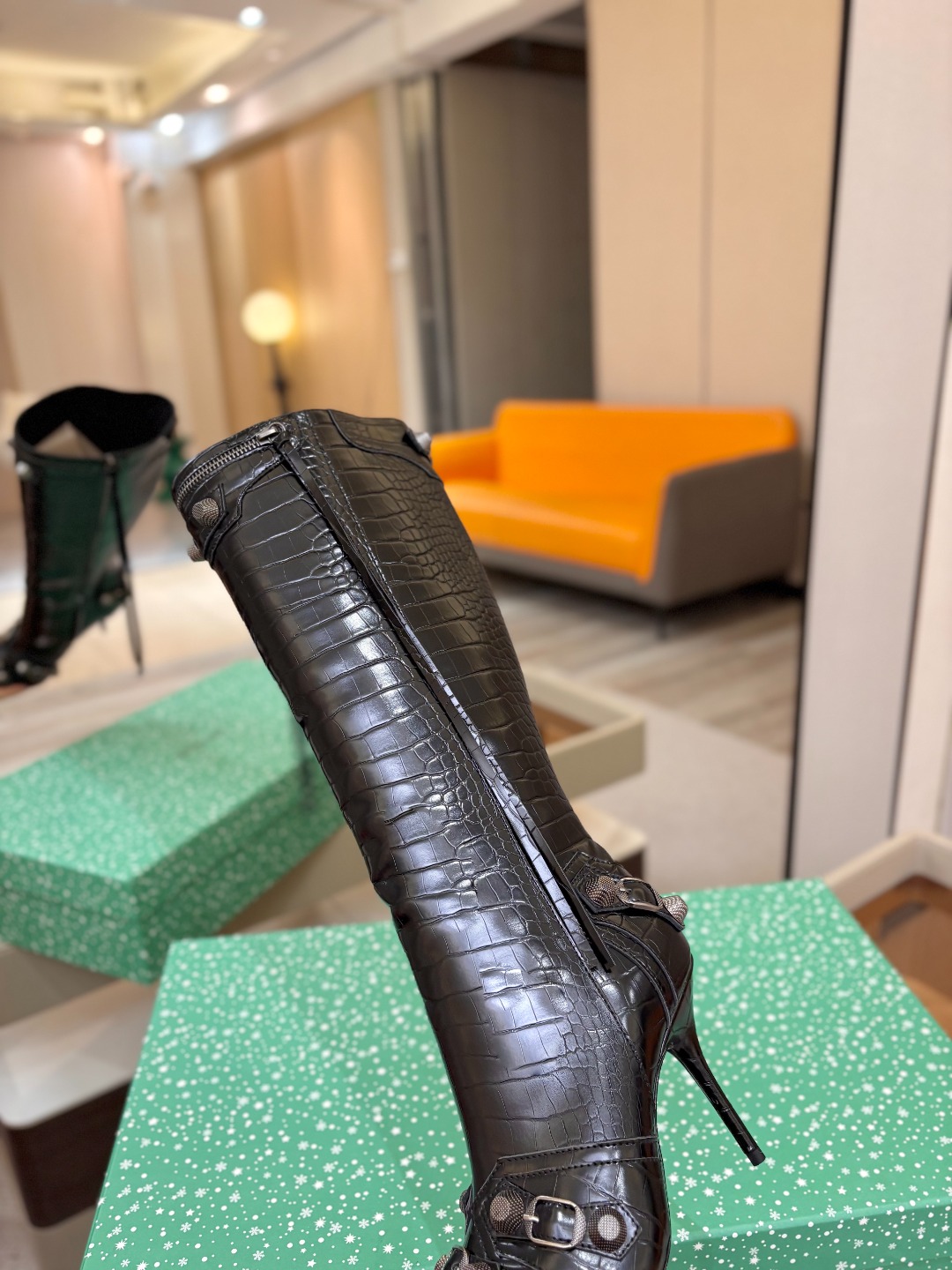 Balenciaga巴黎世家 Cagole 高筒靴 多色重工铆钉尖头长靴✨ 多款鲜亮配色随心挑选，亮面皮质高级吸睛 金属