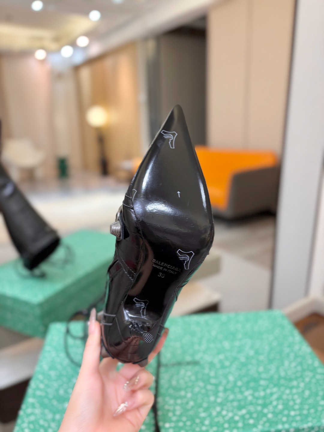 Balenciaga巴黎世家 Cagole 高筒靴 多色重工铆钉尖头长靴✨ 多款鲜亮配色随心挑选，亮面皮质高级吸睛 金属