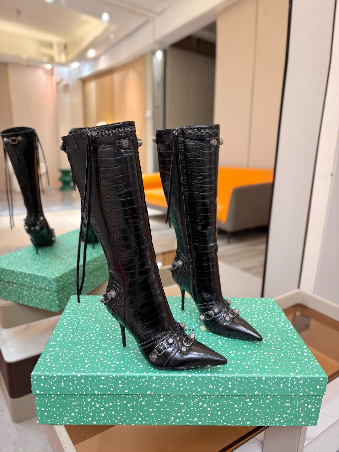 Balenciaga巴黎世家 Cagole 高筒靴 多色重工铆钉尖头长靴✨ 多款鲜亮配色随心挑选，亮面皮质高级吸睛 金属