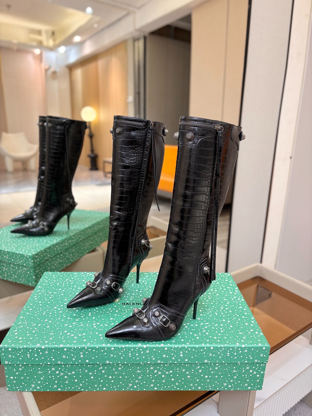 Balenciaga巴黎世家 Cagole 高筒靴 多色重工铆钉尖头长靴✨ 多款鲜亮配色随心挑选，亮面皮质高级吸睛 金属