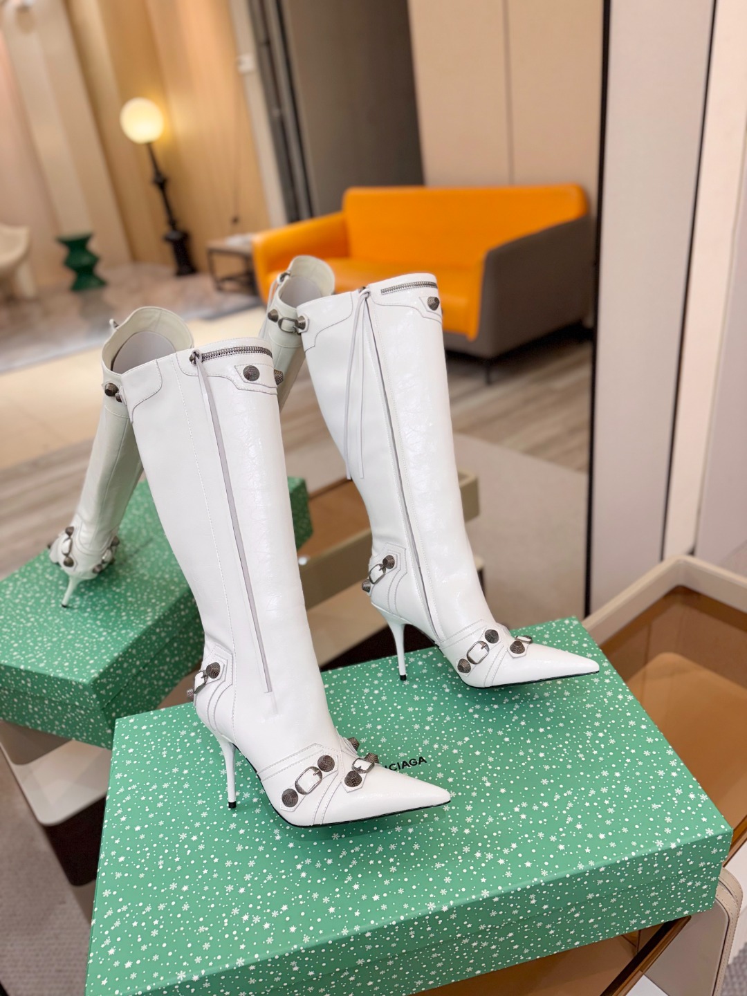 Balenciaga巴黎世家 Cagole 高筒靴 多色重工铆钉尖头长靴✨ 多款鲜亮配色随心挑选，亮面皮质高级吸睛 金属