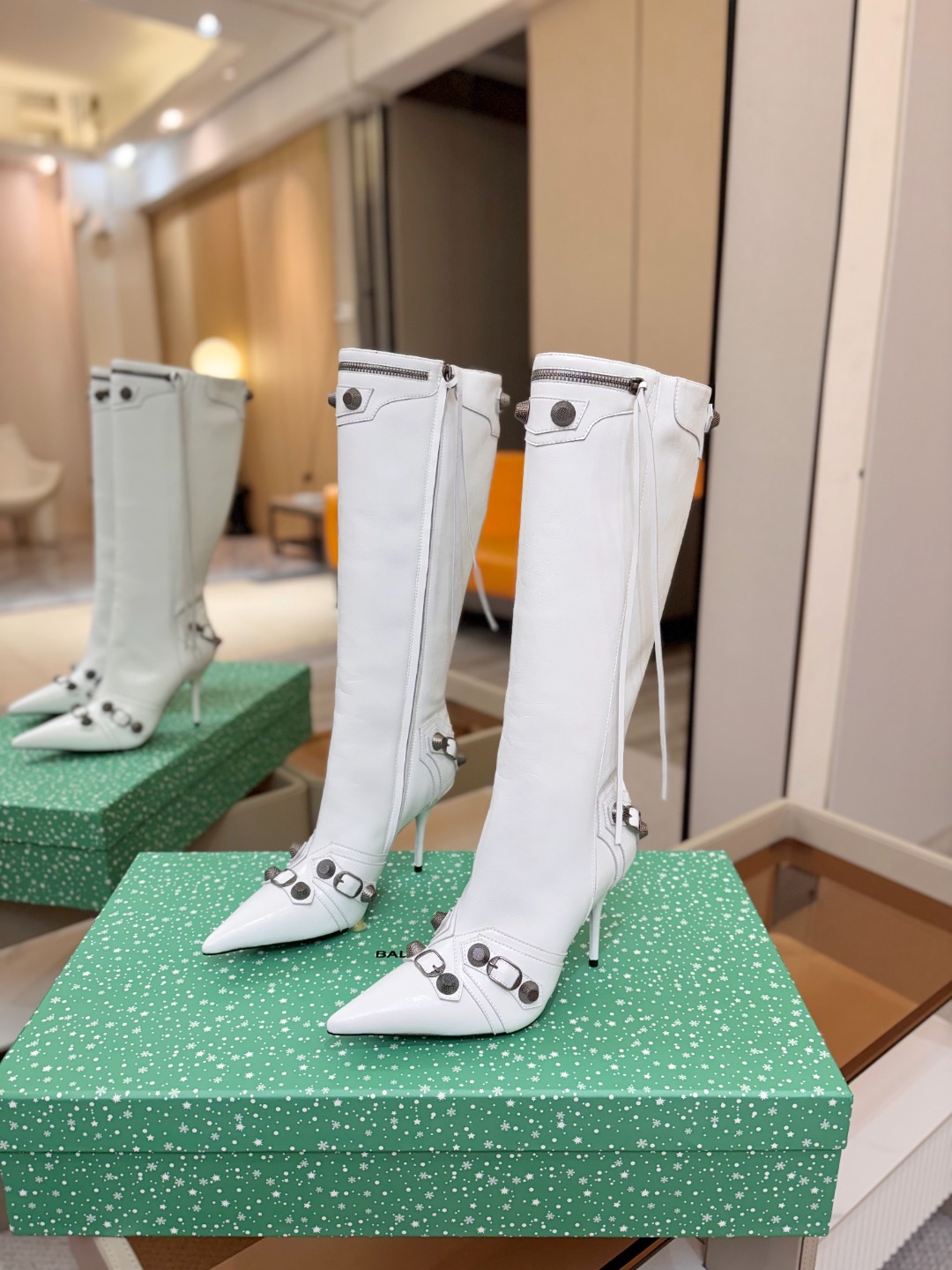 Balenciaga巴黎世家 Cagole 高筒靴 多色重工铆钉尖头长靴✨ 多款鲜亮配色随心挑选，亮面皮质高级吸睛 金属