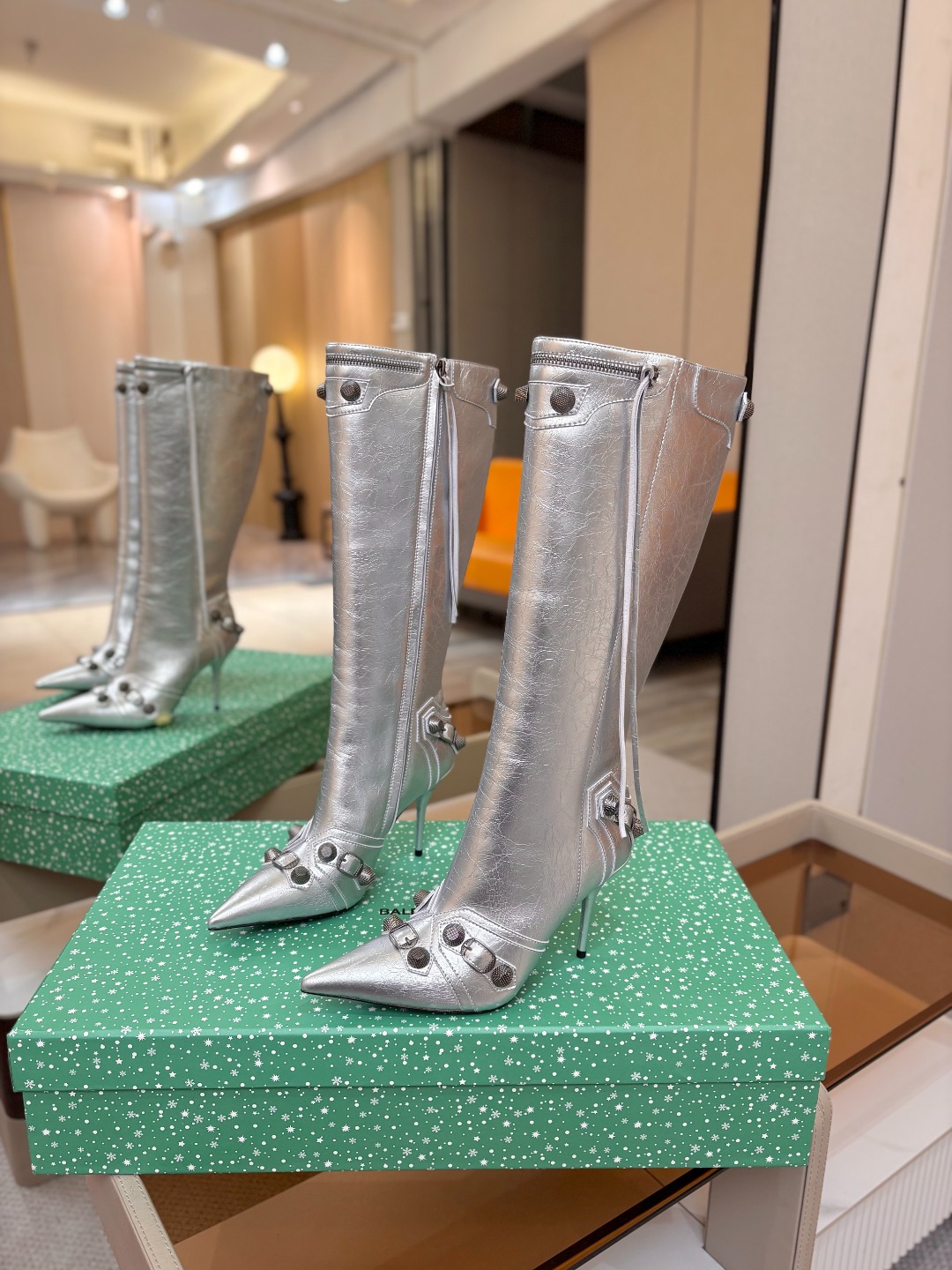 Balenciaga巴黎世家 Cagole 高筒靴 多色重工铆钉尖头长靴✨ 多款鲜亮配色随心挑选，亮面皮质高级吸睛 金属