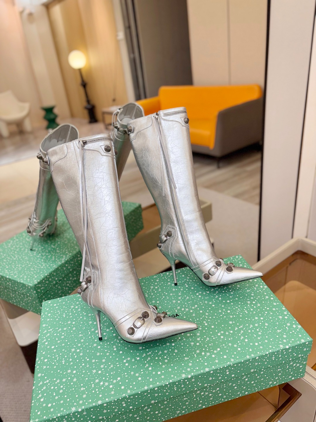 Balenciaga巴黎世家 Cagole 高筒靴 多色重工铆钉尖头长靴✨ 多款鲜亮配色随心挑选，亮面皮质高级吸睛 金属