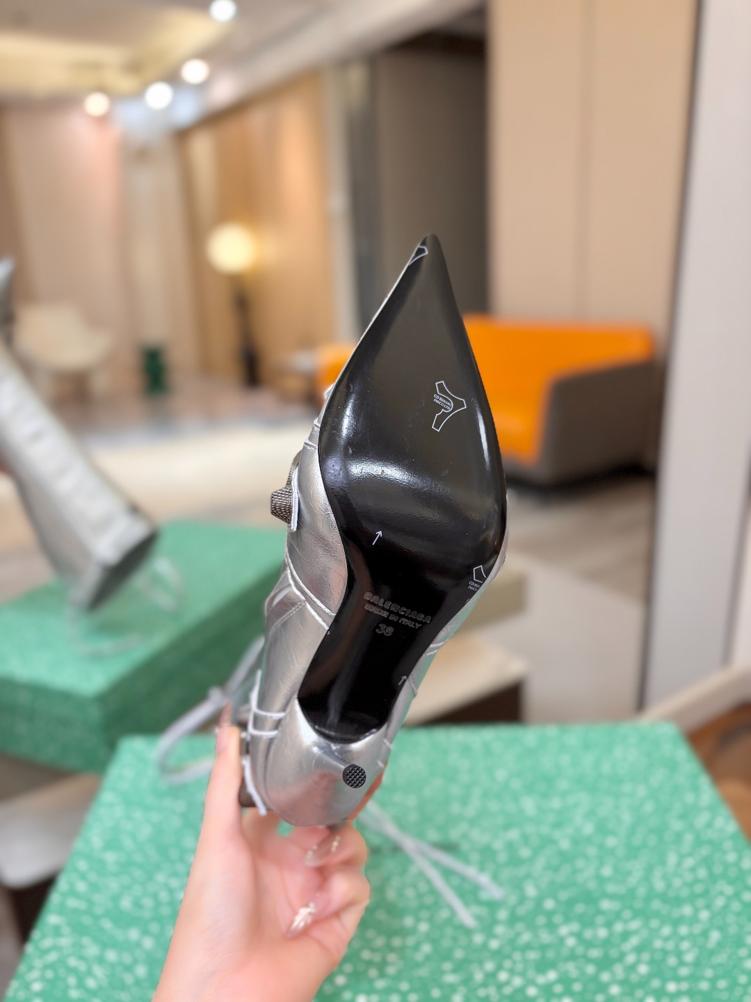 Balenciaga巴黎世家 Cagole 高筒靴 多色重工铆钉尖头长靴✨ 多款鲜亮配色随心挑选，亮面皮质高级吸睛 金属