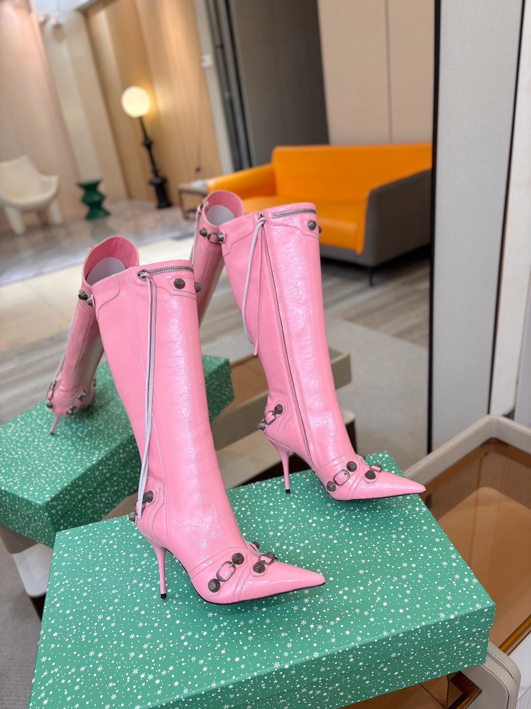 Balenciaga巴黎世家 Cagole 高筒靴 多色重工铆钉尖头长靴✨ 多款鲜亮配色随心挑选，亮面皮质高级吸睛 金属