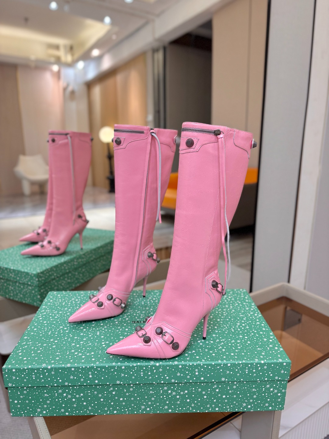 Balenciaga巴黎世家 Cagole 高筒靴 多色重工铆钉尖头长靴✨ 多款鲜亮配色随心挑选，亮面皮质高级吸睛 金属