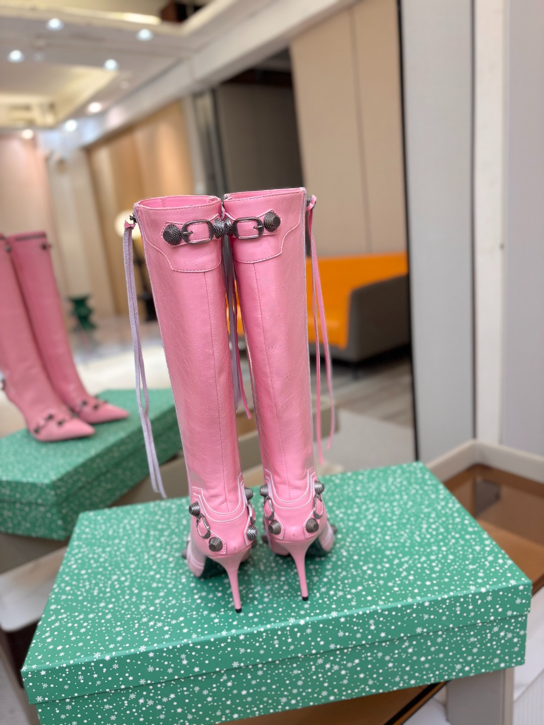 Balenciaga巴黎世家 Cagole 高筒靴 多色重工铆钉尖头长靴✨ 多款鲜亮配色随心挑选，亮面皮质高级吸睛 金属