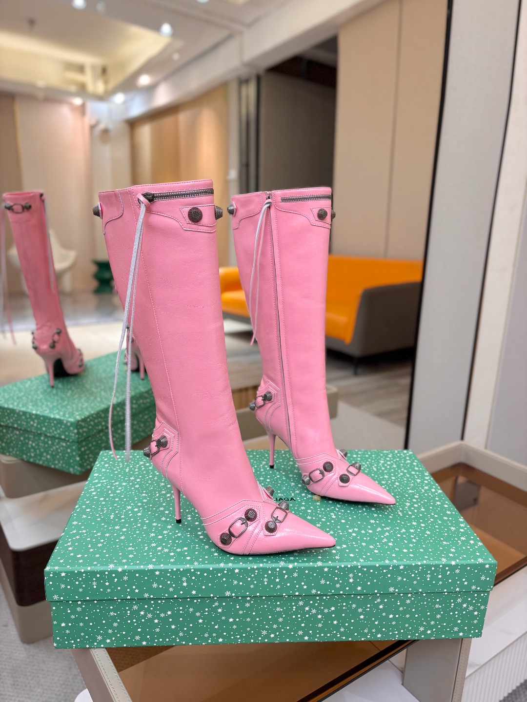 Balenciaga巴黎世家 Cagole 高筒靴 多色重工铆钉尖头长靴✨ 多款鲜亮配色随心挑选，亮面皮质高级吸睛 金属