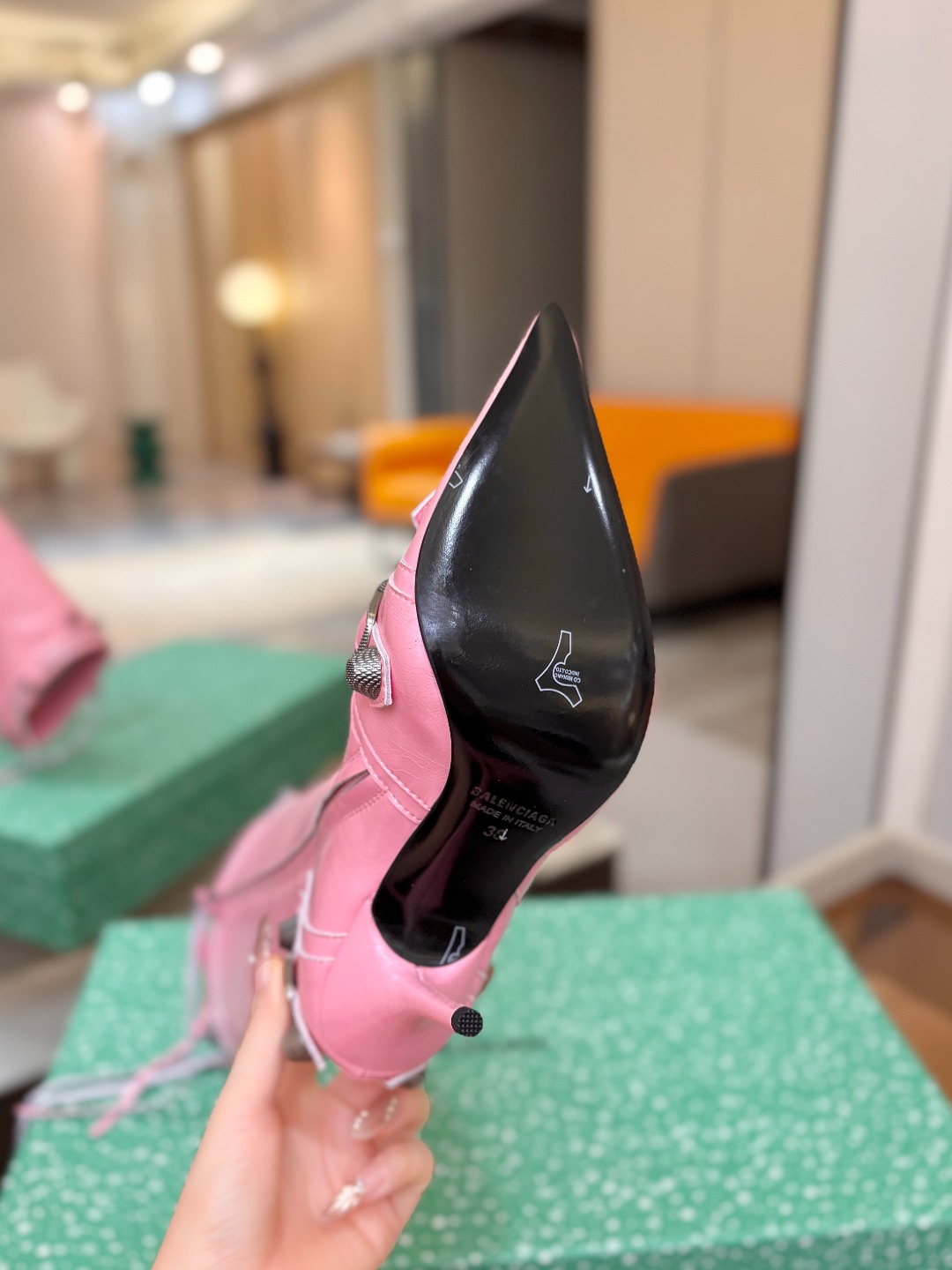 Balenciaga巴黎世家 Cagole 高筒靴 多色重工铆钉尖头长靴✨ 多款鲜亮配色随心挑选，亮面皮质高级吸睛 金属