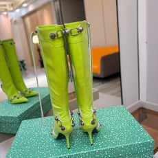 Balenciaga巴黎世家 Cagole 高筒靴 多色重工铆钉尖头长靴✨ 多款鲜亮配色随心挑选,亮面皮质高级吸睛 金属 Balenciaga巴黎世家 Cagole 高筒靴 多色重工铆钉尖头长靴✨ 多款鲜亮配色随心挑选,亮面皮质高级吸睛 金属