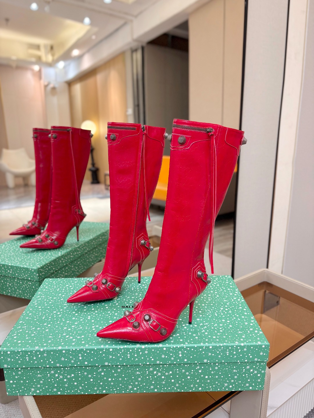 Balenciaga巴黎世家 Cagole 高筒靴 多色重工铆钉尖头长靴✨ 多款鲜亮配色随心挑选，亮面皮质高级吸睛 金属