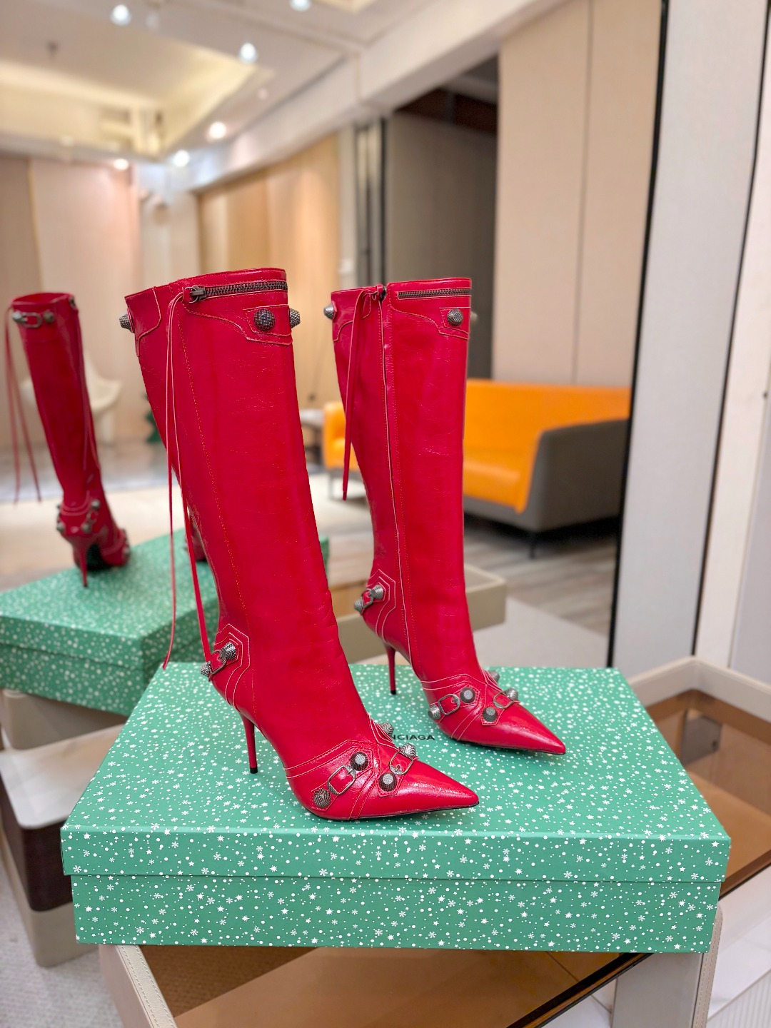Balenciaga巴黎世家 Cagole 高筒靴 多色重工铆钉尖头长靴✨ 多款鲜亮配色随心挑选，亮面皮质高级吸睛 金属