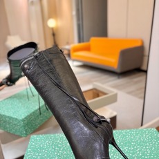 Balenciaga巴黎世家 Cagole 高筒靴 多色重工铆钉尖头长靴✨ 多款鲜亮配色随心挑选,亮面皮质高级吸睛 金属 Balenciaga巴黎世家 Cagole 高筒靴 多色重工铆钉尖头长靴✨ 多款鲜亮配色随心挑选,亮面皮质高级吸睛 金属