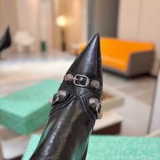 Balenciaga巴黎世家 Cagole 高筒靴 多色重工铆钉尖头长靴✨ 多款鲜亮配色随心挑选,亮面皮质高级吸睛 金属 Balenciaga巴黎世家 Cagole 高筒靴 多色重工铆钉尖头长靴✨ 多款鲜亮配色随心挑选,亮面皮质高级吸睛 金属