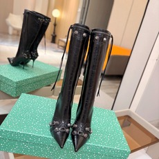 Balenciaga巴黎世家 Cagole 高筒靴 多色重工铆钉尖头长靴✨ 多款鲜亮配色随心挑选,亮面皮质高级吸睛 金属 Balenciaga巴黎世家 Cagole 高筒靴 多色重工铆钉尖头长靴✨ 多款鲜亮配色随心挑选,亮面皮质高级吸睛 金属