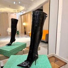 Balenciaga巴黎世家 Cagole 高筒靴 多色重工铆钉尖头过膝长靴✨ 多款鲜亮配色随心挑选,亮面皮质高级吸睛 Balenciaga巴黎世家 Cagole 高筒靴 多色重工铆钉尖头过膝长靴✨ 多款鲜亮配色随心挑选,亮面皮质高级吸睛