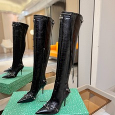 Balenciaga巴黎世家 Cagole 高筒靴 多色重工铆钉尖头过膝长靴✨ 多款鲜亮配色随心挑选,亮面皮质高级吸睛 Balenciaga巴黎世家 Cagole 高筒靴 多色重工铆钉尖头过膝长靴✨ 多款鲜亮配色随心挑选,亮面皮质高级吸睛