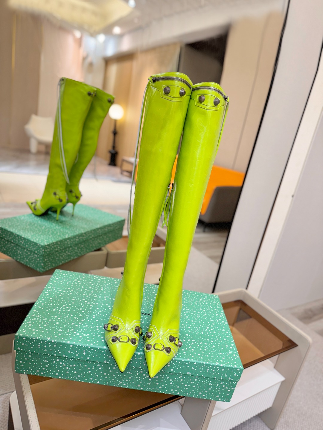 Balenciaga巴黎世家 Cagole 高筒靴 多色重工铆钉尖头过膝长靴✨ 多款鲜亮配色随心挑选，亮面皮质高级吸睛 
