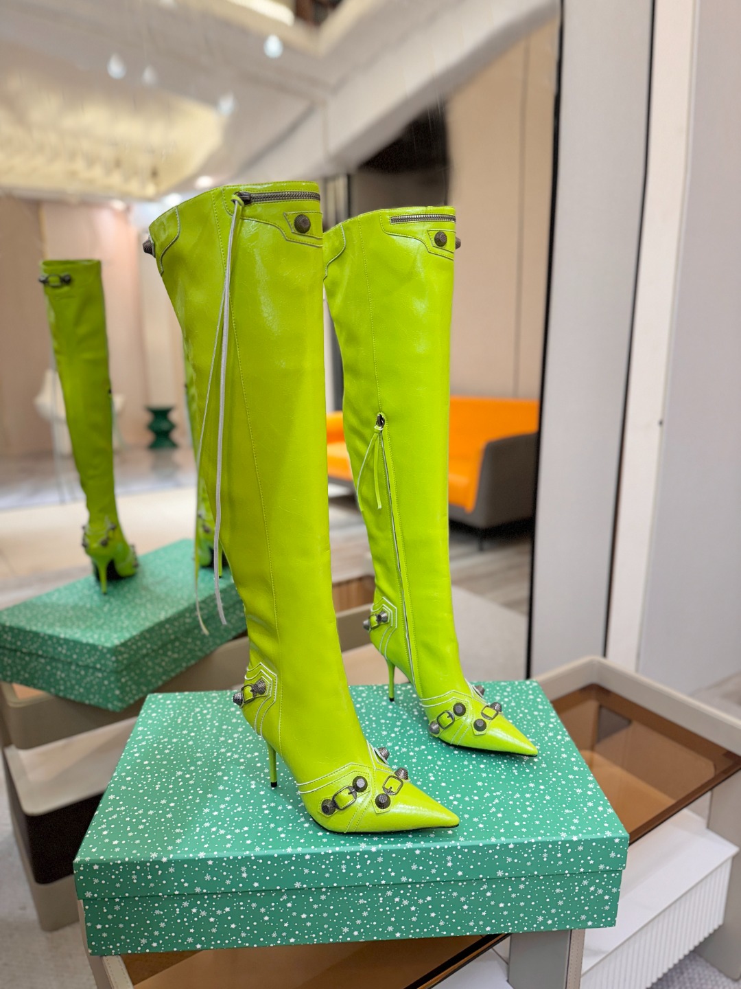 Balenciaga巴黎世家 Cagole 高筒靴 多色重工铆钉尖头过膝长靴✨ 多款鲜亮配色随心挑选，亮面皮质高级吸睛 