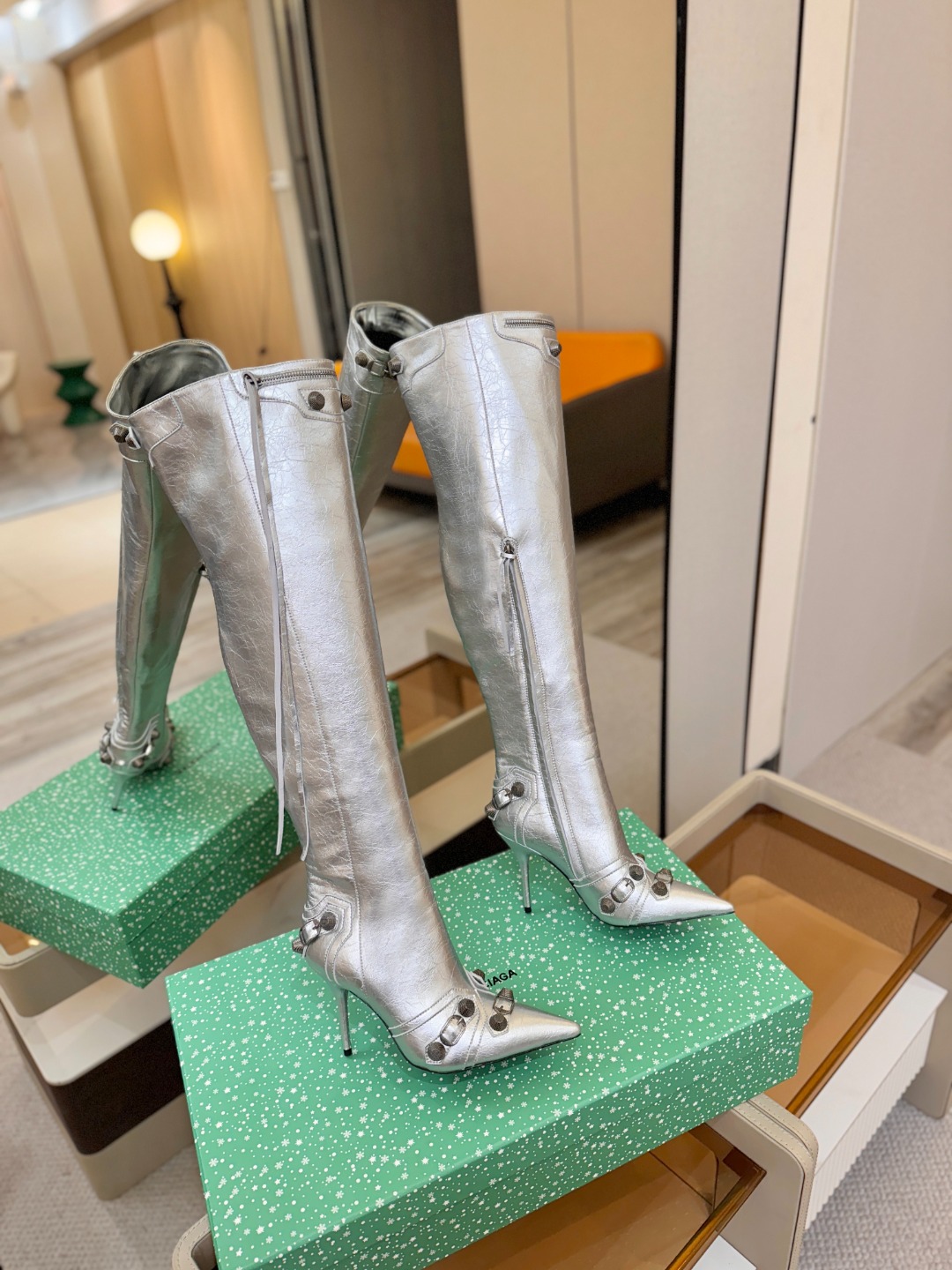 Balenciaga巴黎世家 Cagole 高筒靴 多色重工铆钉尖头过膝长靴✨ 多款鲜亮配色随心挑选，亮面皮质高级吸睛 