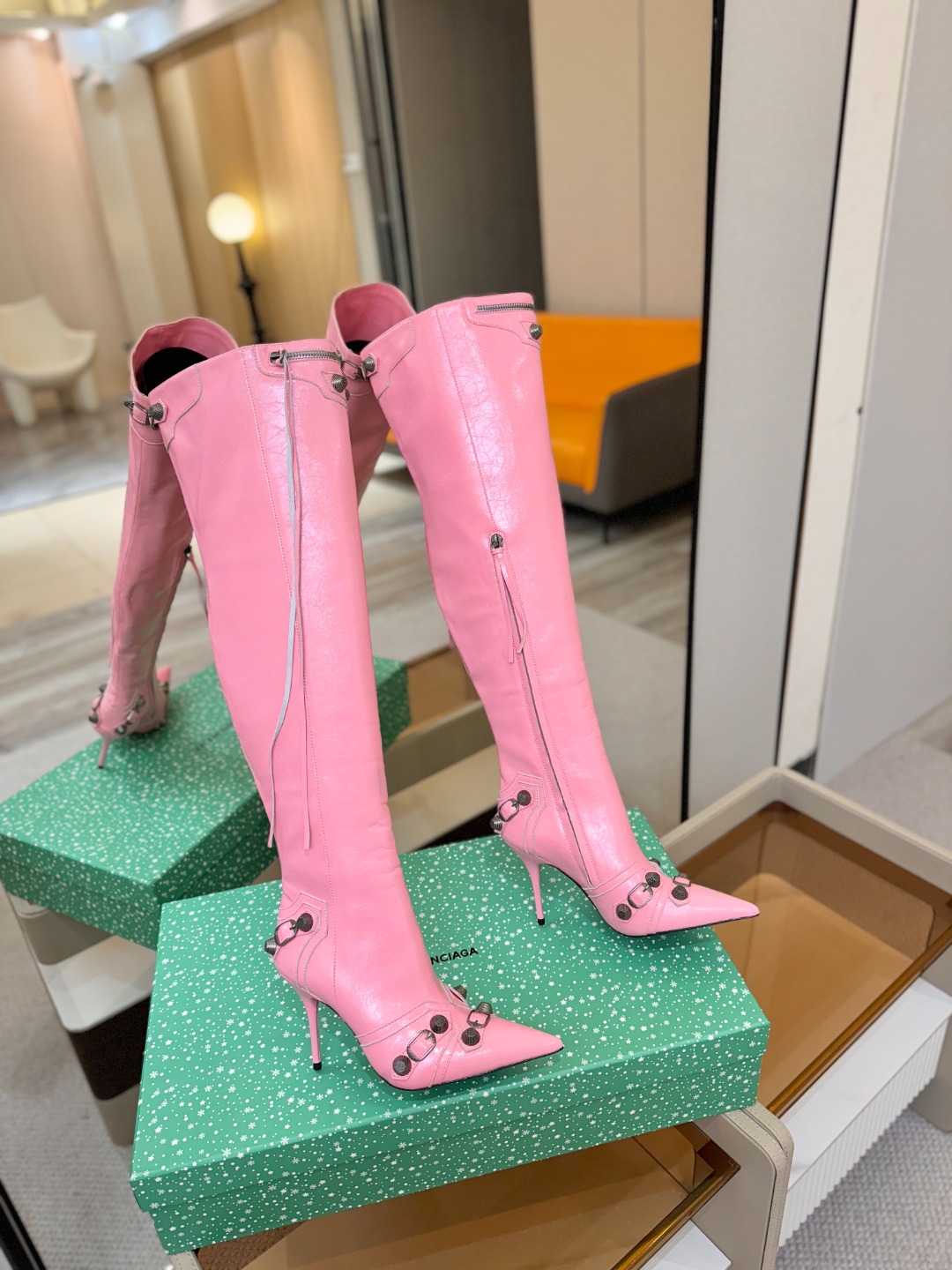 Balenciaga巴黎世家 Cagole 高筒靴 多色重工铆钉尖头过膝长靴✨ 多款鲜亮配色随心挑选，亮面皮质高级吸睛 