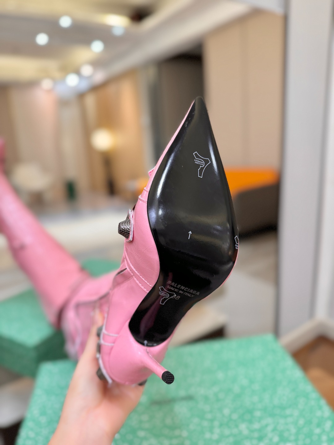 Balenciaga巴黎世家 Cagole 高筒靴 多色重工铆钉尖头过膝长靴✨ 多款鲜亮配色随心挑选，亮面皮质高级吸睛 