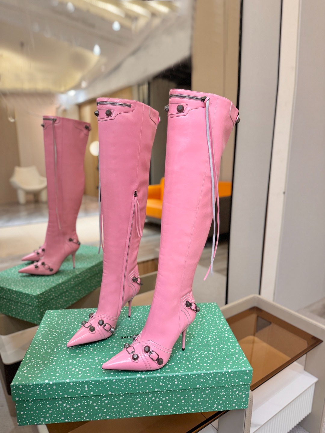 Balenciaga巴黎世家 Cagole 高筒靴 多色重工铆钉尖头过膝长靴✨ 多款鲜亮配色随心挑选，亮面皮质高级吸睛 
