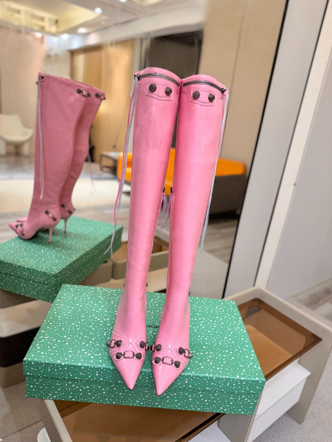 Balenciaga巴黎世家 Cagole 高筒靴 多色重工铆钉尖头过膝长靴✨ 多款鲜亮配色随心挑选，亮面皮质高级吸睛 