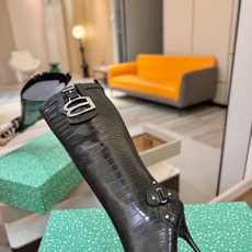 P Balenciaga巴黎世家 Cagole 高筒靴 多色重工铆钉尖头长靴✨ 多款鲜亮配色随心挑选,亮面皮质高级吸睛 P Balenciaga巴黎世家 Cagole 高筒靴 多色重工铆钉尖头长靴✨ 多款鲜亮配色随心挑选,亮面皮质高级吸睛
